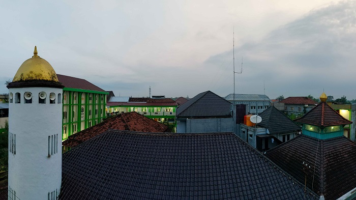 Ilustrasi suasana Pondok pesantren Bahrul Ulum Tambakberas Jombang dari atas langit