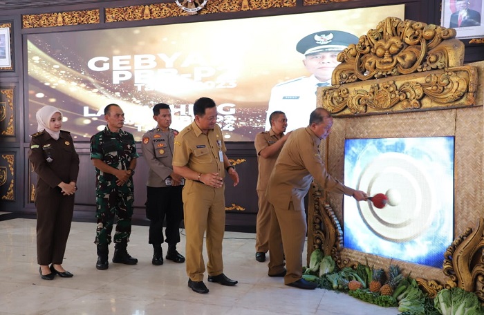 PJ Bupati Jombang memukul gentong menandai launching SPPT 2024.