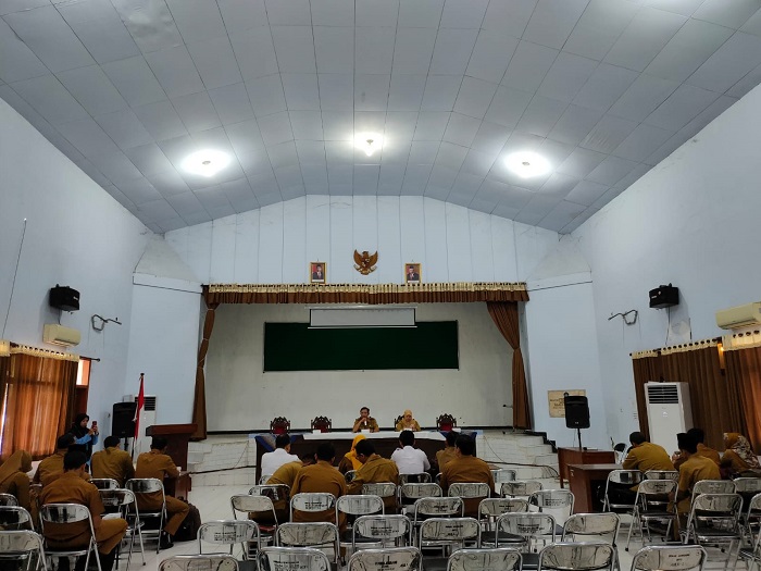 TEGAS: Kabid Pembinaan SD Rhendra Kusuma, memimpin KKG dan KKP di Aula 1, Senin (4/12).
