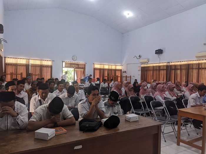 TEROBOSAN: Kabid Pembinaan SD Dinas P dan K Jombang, Rhendra Kusuma,  memimpin pembinaan kepada pembimbing muatan lokal keagamaan Islam di Aula 1, Rabu (28/11).