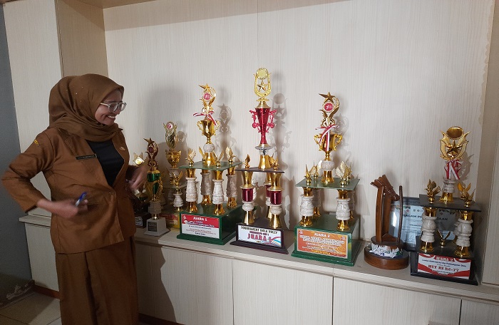 Siti Mahmudah, Kepala Desa Janti menunjukkan tropi di ruangannya, Senin (11/12).