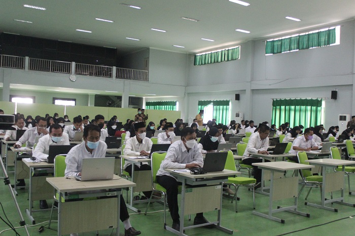 SERIUS: Peserta seleksi kompetensi tambahan PPPK di aula MAN 4 Jombang, tahun lalu.