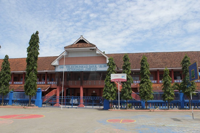 Halaman depan sekolah SMA Telekomunikasi Darul Ulum Jombang