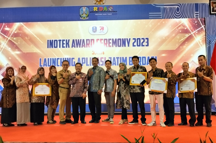 Guru SMK Telekomunikasi Darul Ulum Jombang menerima penghargaan pada ajang Inotek Award Ceremony 2023.