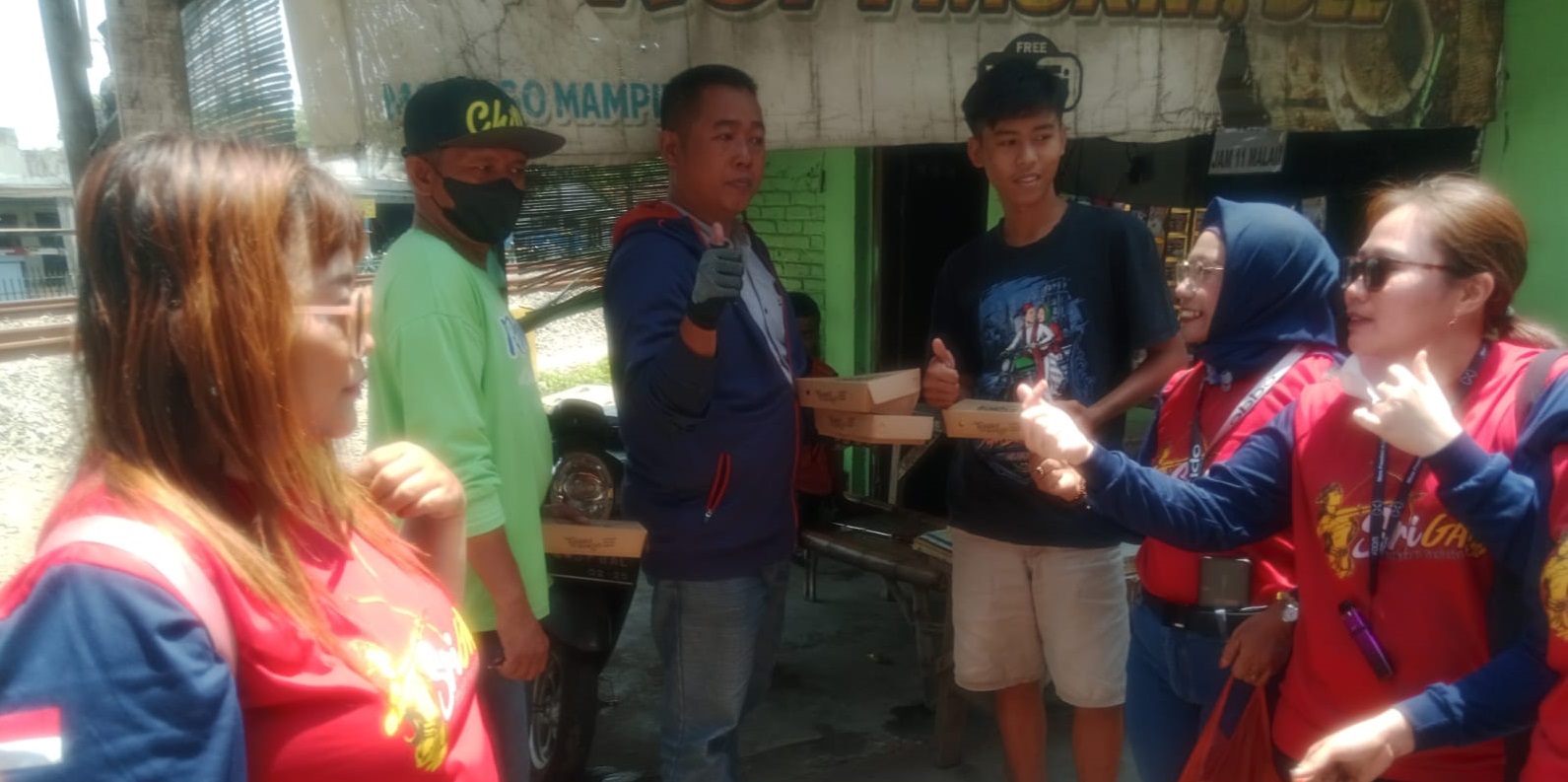 Relawan Srikandi Ganjarist (Srigan) Jombang membagikan nasi kotak kepada masyarakat Jombang.