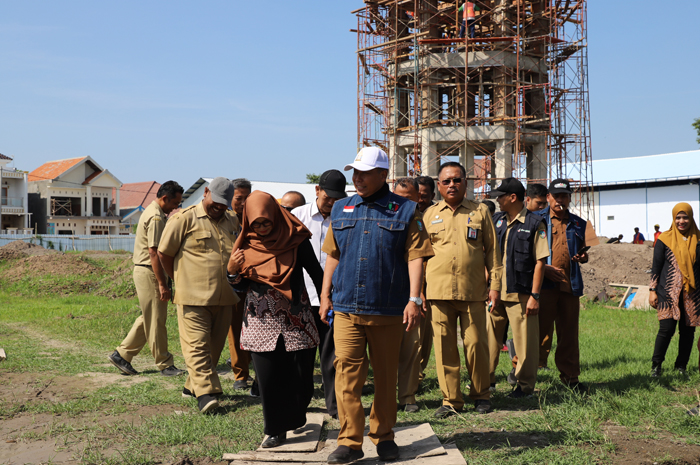 Pj Bupati Jombang saat melakukan sidak ke salah satu proyek DAK Integrasi yang dikerjakan Dinas Perkim Jombang di Desa/Kecamatan Jombang