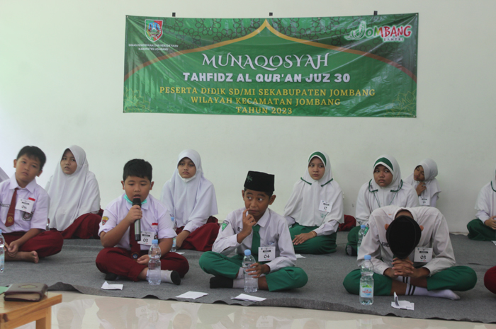 Siswa membacakan surat sesuai dengan intruksi penguji di SDN Kepanjen 2 Kecamatan Jombang, pada munaqosah tahfiz gelombang pertama, kamis (4/5).