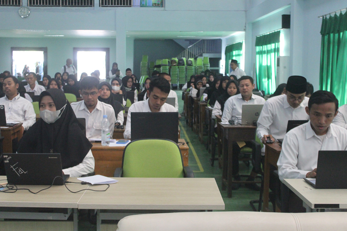 Bangku kosong menandakan peserta tidak hadir dalam pelaksanaan SKTT CPPPK Kemenag, kemarin (12/12).