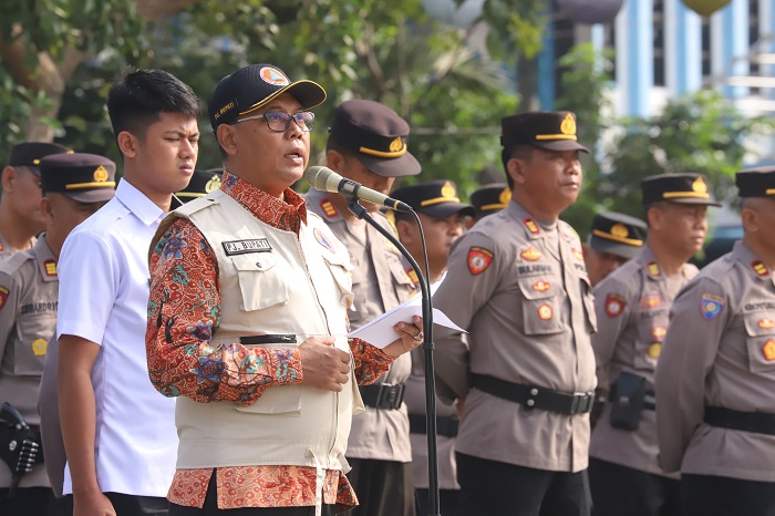 Pj Bupati Jombang Sugiat memimpin apel kesiapsiagaan bencana di Alun alun Jombang, Rabu (13/12)