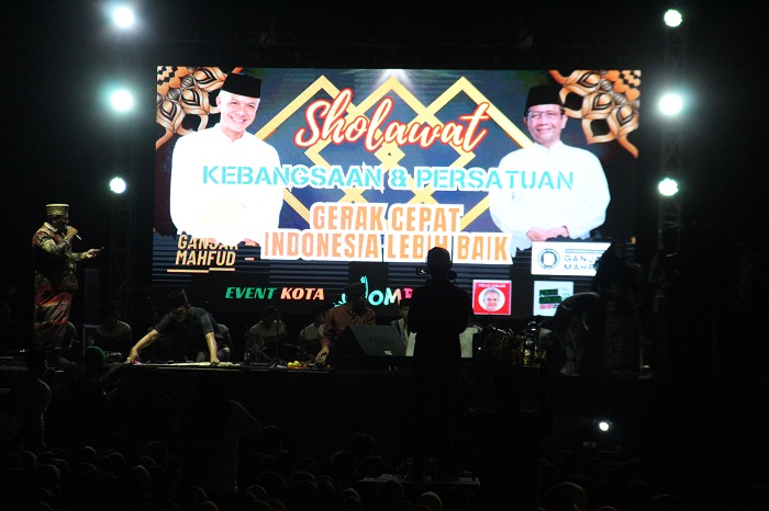 Ribuan masyarakat dari berbagai daerah di Jawa Timur memadati Stadion Merdeka Jombang untuk bersalawat bersama dan mendoakan Ganjar-Mahfud, Selasa (13/12) malam.