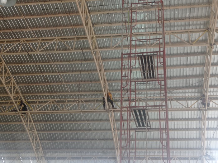 Pekerja sibuk melakukan perbaikan bagian rangka atap Pasar Pon, Jombang yang sudah rusak meski belum setahun dibangun.