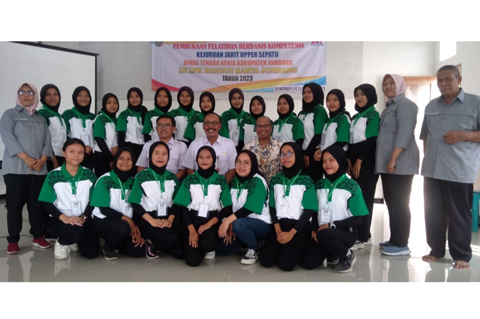 Kepala DInas Tenaga Kerja (Disnaker) Jombang Priadi (tengah) bersama peserta pelatihan jahit upper sepatu