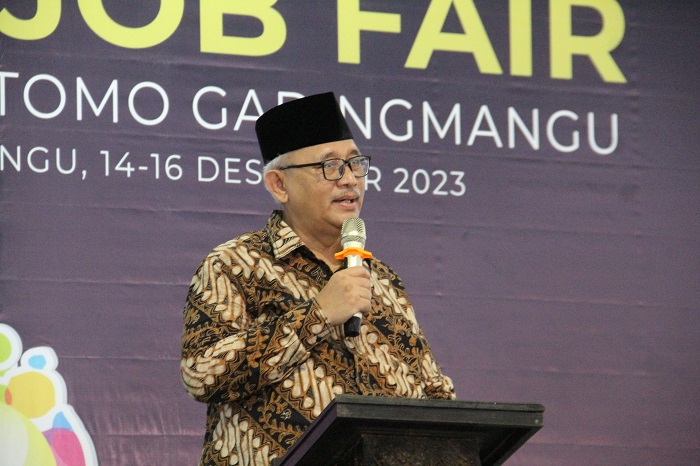 Ketua DPP LDII Ir KH Chriswanto Santoso MSc  saat menyampaikan sambutan di Gelar Karya Siswa, Expo Campus, dan Job Fair Mini SMK Budi utomo Gadingmangu Perak