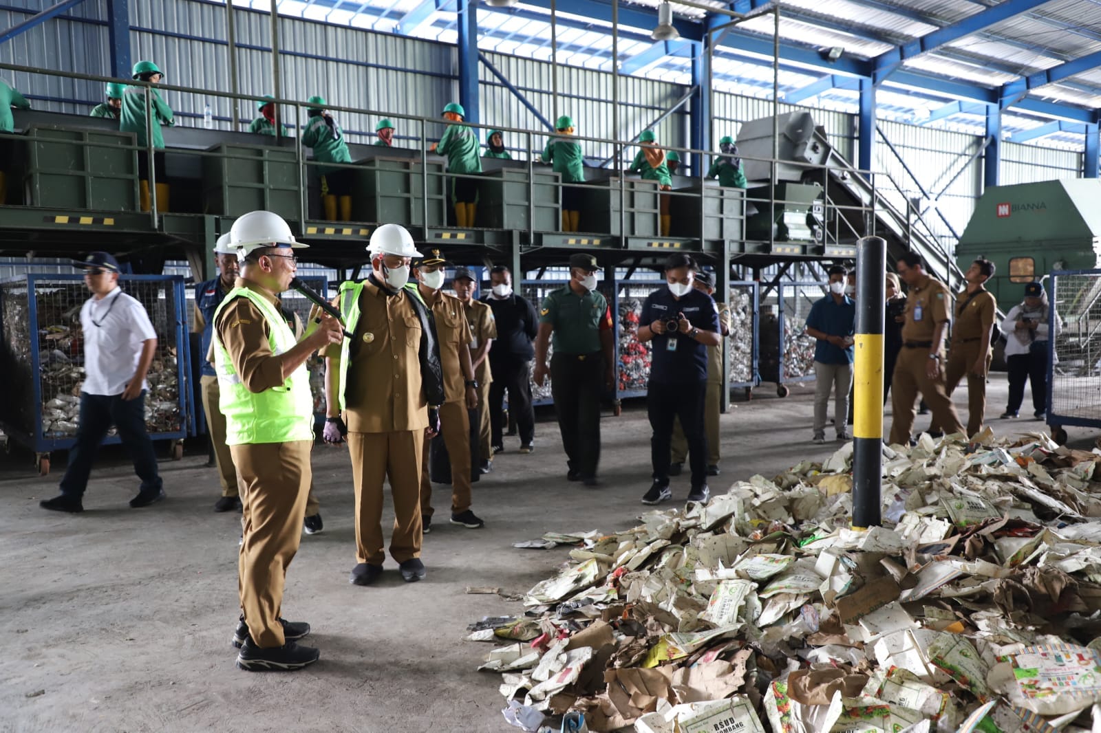 Pj Bupati Jombang saat meninjau TPA Banjardowo Selasa (12/12)