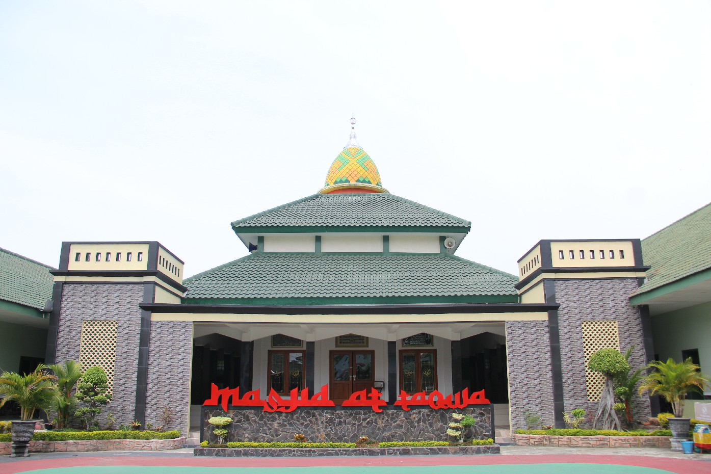 Masjid At Taqwa Kodim 0814 Jombang terletak di dalam Makodim 0814 Jombang.