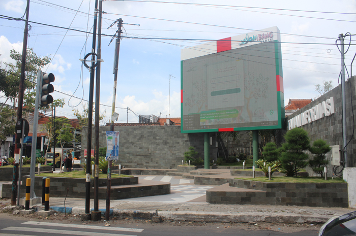 Videotron di Taman Informasi Jombang yang sudah menyala, namun  eror, di layar muncul keterangan offline dan tak menayangkan layar informasi seperti seharusnya.