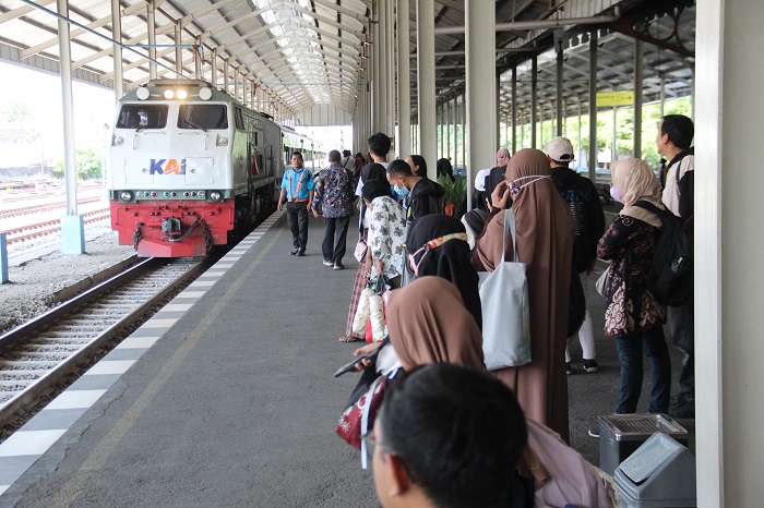 Penumpang naik kereta di Stasiun Jombang Sabtu (16/12) pagi. Sepanjang liburan akhir tahun ini, penumpang kereta api di Stasiun Jombang naik hingga 50 persen.