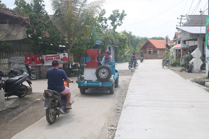 Kondisi proyek jalan cor ruas Ploso-Sumbergondang yang kini masih berjalan.