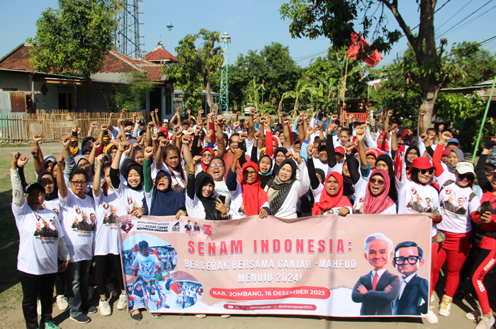 Ibu-ibu saat mengikuti kegiatan senam Indonesia bersama Ganjar-Mahfud di Desa Mojongapit, Kecamatan Jombang Sabtu (16/12) pagi