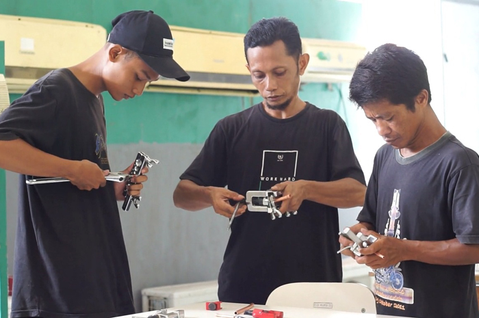 Sepuluh orang warga terpilih dari lingkungan sekitar mendapat pelatihan perawatan dan maintenance ac split selama 3 hari di SMK PK DB 1 Jombang.