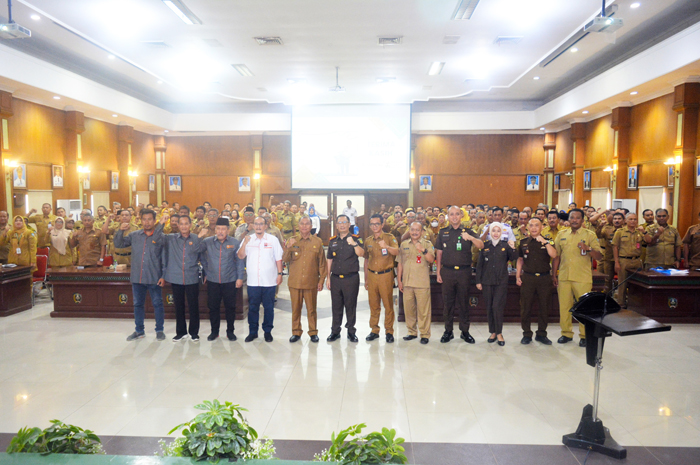 Pj Bupati Jombang Sugiat (lima dari kiri) bersama Kajari Jombang Agus Chandra (tengah) dan jajaran pejabat Pemkab Jombang, usai mengikuti Sosialisasi Memperkuat Peran PPK