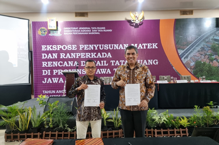 Kabid Tata Ruang dan Pertanahan Dinas PUPR Jombang Agus Andrianto (kiri) bersama perwakilan Kementerian ATR/BPN usai mengikuti acara Ekspose Penyerahan Matek dan Ranperkada RDTR Jateng, Jatim, Bali