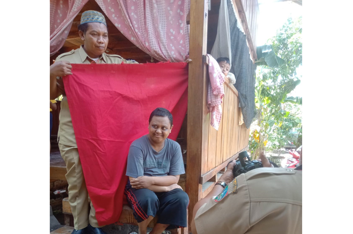 Petugas Dispendukcapil Jombang melakukan perekaman pada warga disabilitas beberapa waktu lalu.