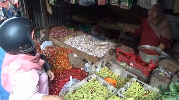 NAIK: Harga bumbu dapur di pasar tradisional Jombang jelang Nataru merangkak naik.