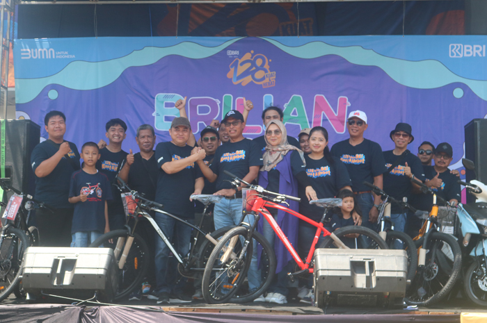 Pemenang undian hadiah sepeda motor saat menerima hadiah di atas panggung Brilian Fest 2023