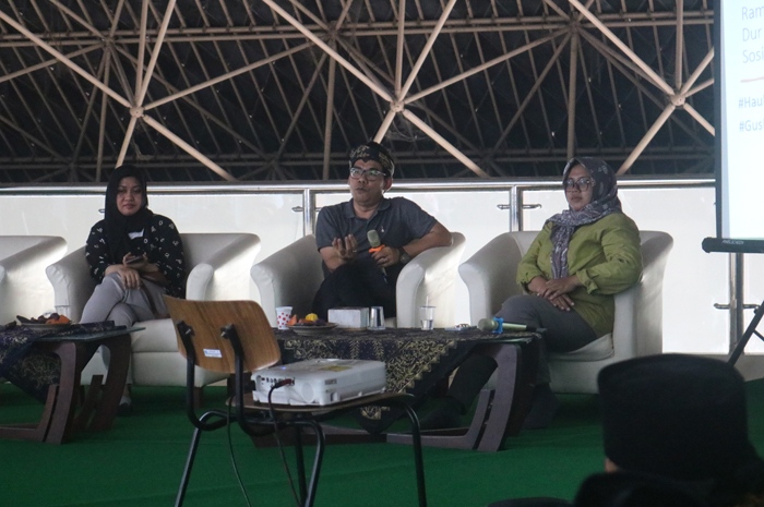 (Dari kiri) Emma Rahmawati, Akhol Firdaus dan Masruroh saat memimpin diskusi meneladani etika demokrasi Gus Dur di Minha Sabtu (16/12) siang