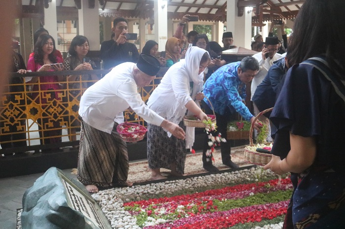 KHIDMAT: Inayah Wahid, putri Bungsu Gus Dur bersama Kepala Museum dan Cagar Budaya, Ditjen Kebudayaan Kemendikbudristek RI Ahmad Mahendra dan komunitas lintas iman saat tabur bunga di makam Gus Dur.
