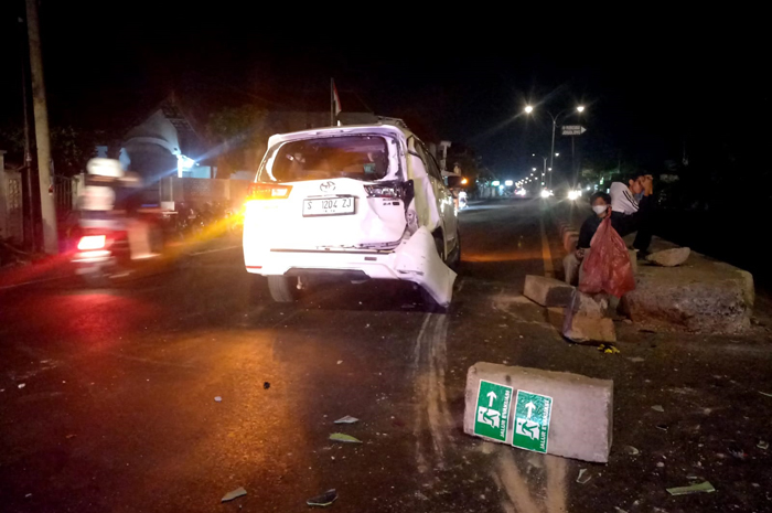 Kondisi kijang innova yang ringsek usai ditabrak Bus Sumber Selamat di Jalur Arteri Nasional Desa Jogoloyo, Kecamatan Sumobito Minggu dini hari