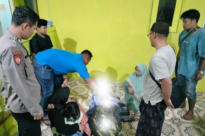 Polisi sedang melakukan pemeriksaan kepada jasad peziarah yang meninggal dunia di kompleks Wisata Religi Makam Mbah Sayid Sulaiman, Mancilan, Mojoagung