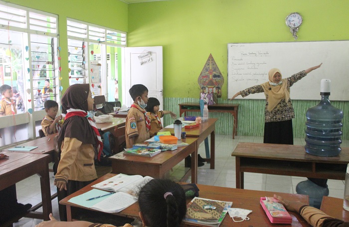 SEMANGAT: Guru PPPK saat mengajar di SDN Jombatan 3 Kecamatan Jombang.
