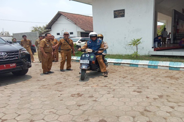 Pj Bupati Jombang saat meninjau kegiatan Desa melalui Bulik Sospa