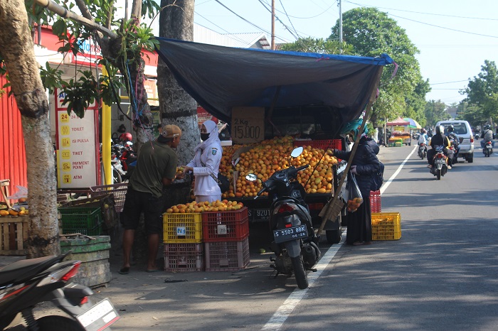 SEMRAWUT: PKL menempati bahu jalan KH Hasyim Asyari, Senin (18/12).