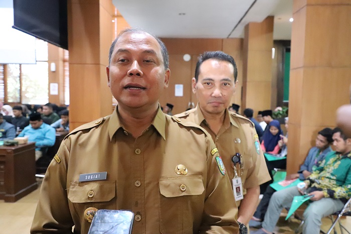 Pj Bupati Jombang Sugiat saat memberikan penjelasan terkait maraknya APK melanggar di Jombang, Selasa (19/12).