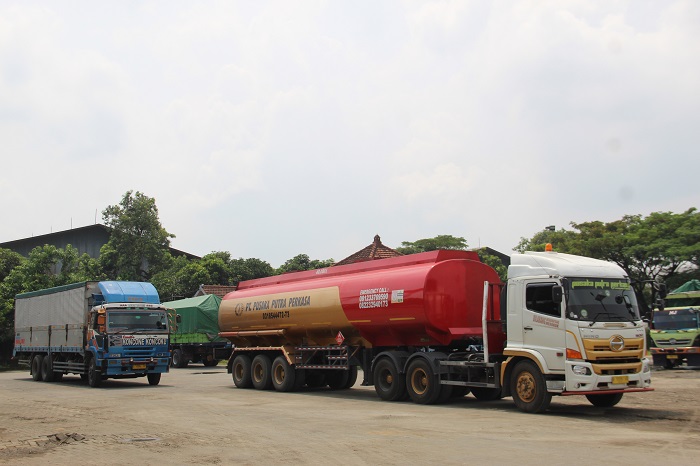Ilustrasi truk yang diparkir di Terminal Cargo Jombang. di Momen libur Nataru tahun ini, pemerintah kembali menerapkan pembatasan kendaraan barang.