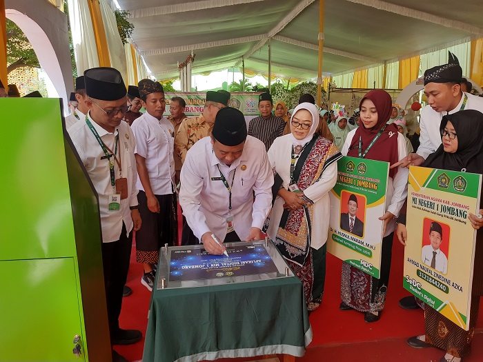 Kakanwil Kemenag Jatim, Dr H Husnul Maram MHI, meresmikan aplikasi digital MIN 1 Jombang.