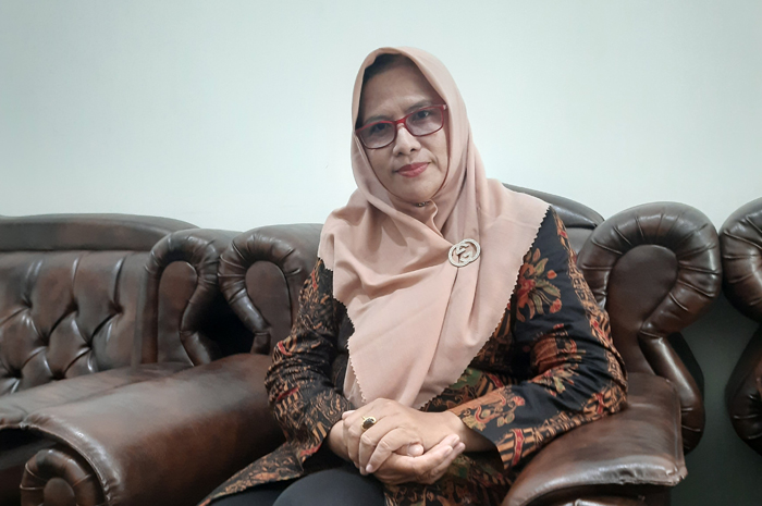 Sri Kusumaningati saat duduk di sofa rumahnya. Baginya, membekali anak dengan ilmu agama adalah hal wajib