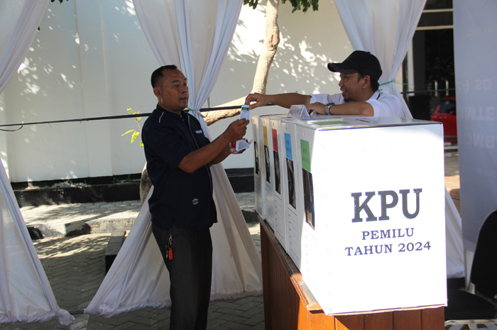 Jajaran KPU Jombang menggelar simulasi pungut hitung Pemilu 2024 di kantor KPU Jombang Selasa (19/12).