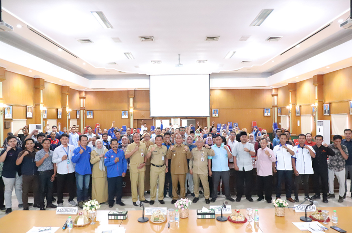 Pj Bupati Jombang Sugiat bersama seluruh peserta kegiatan komunikasi publik tripartit berfoto bersama