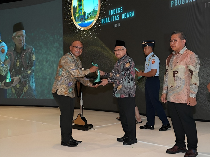 Kepala DLH Jombang Miftahul Ulum menerima penghargaan Green Leadership dari KLHK yang diserahkan Wapres Ma&rsquo;ruf Amin di Hotel Bidakara Jakarta, Rabu (20/12).