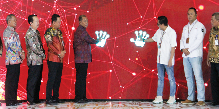 Pj Bupati Jombang Sugiat bersama Bank Jatim melakukan launching KKPD.