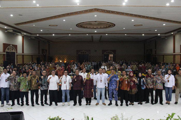 Seluruh peserta mengikuti foto bersama bersama keluarga besar Bank Jatim Cabang Jombang.