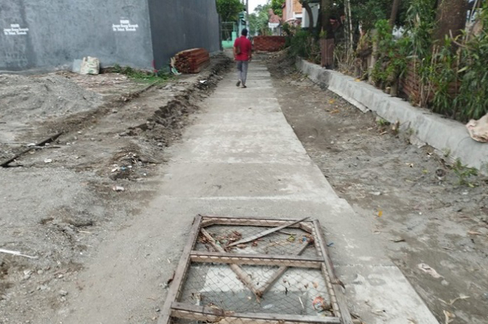 Saluran Kali Bacin yang sudah dipasang box culvert segera dicor nantinya dijadikan akses jalan warga