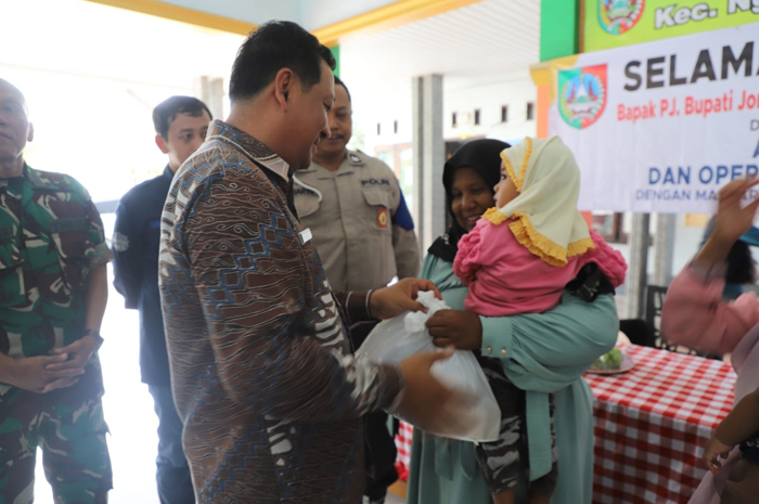 Sekdakab Jombang Agus Purnomo secara simbolis menyerahkan bantuan pangan bergizi pada balita stunting beberapa waktu lalu.