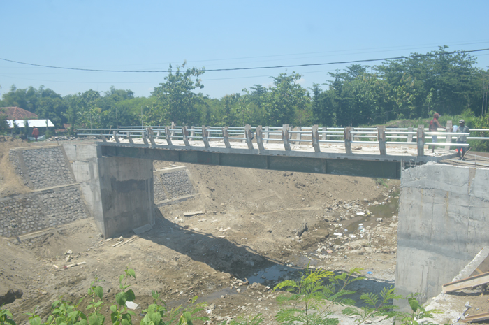 Jembatan Brodot yang telah hampir rampung dibangun dan tinggal finishing. Jembatan ini, akan mulai bisa digunakan kembali di pertengahan Januari 2024.