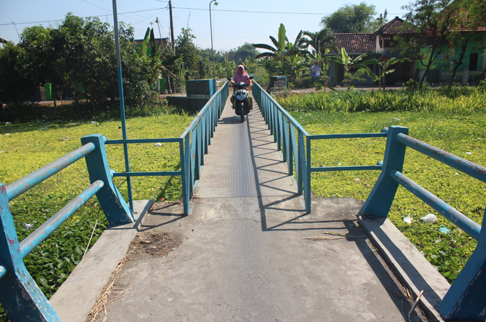 Kondisi jembatan di Desa Kudubanjar yang kini menyempit karena sempat ambruk dan belum mendapatkan penanganan permanen dari pemerintah.