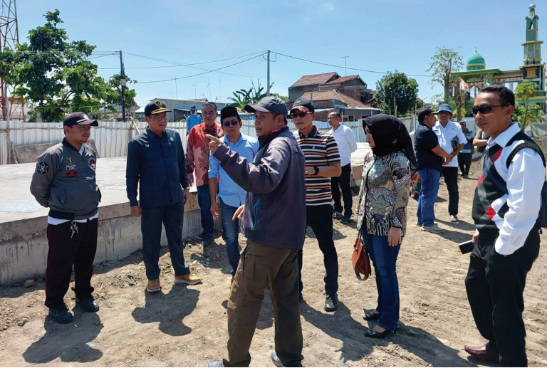 Komisi C DPRD Jombang saat melakukan sidak ke proyek sentra PKL Jl KH Ahmad Dahlan Jombang yang ternyata molor jauh dari kontrak.